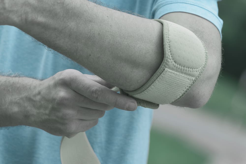 codo de tenista lesionado